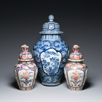 Een paar Japanse Imari dekselvazen en een grote blauw-witte Arita vaas, Edo, 17/18e eeuw