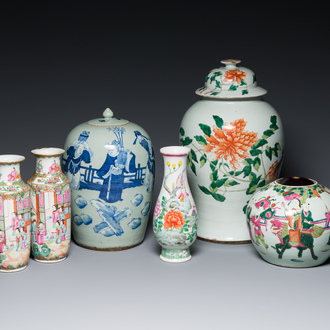 Zes Chinese blauw-witte, famille rose en famille verte vazen, 19/20e eeuw