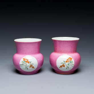Een paar Chinese famille rose kwispedoors met roze fondkleur, 'zhadou', Hongxian merk, Republiek