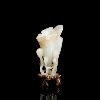 Een Chinese 'magnolia' sculptuur in witte jade, Qing