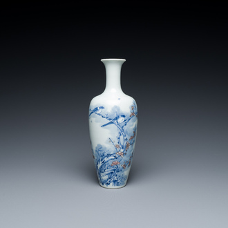 Een Chinese blauw-witte en koperrode vaas met eksters op prunustakken, Kangxi merk, 19/20e eeuw