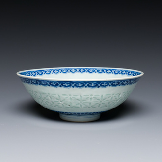 Een Chinese blauw-witte kom met rijstkorrel decor, Qianlong merk en periode