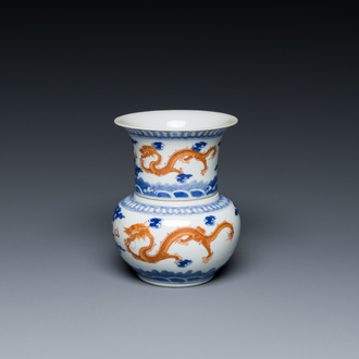Een Chinese blauw-witte en ijzerrode wijnkom en warmer met draken tussen de wolken, Daoguang merk en periode