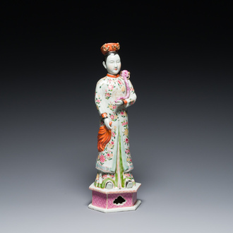 Een grote Chinese famille rose figuur met beweegbaar hoofd, 19/20e eeuw