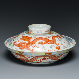 Een Chinese famille rose 'draken' kom met deksel, zegelmerk Xiao Liu Xiang Guan 小留香館, 19/20e eeuw
