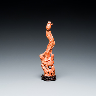 Een Chinese bloedkoralen sculptuur van een dame op een feniks, 19/20e eeuw