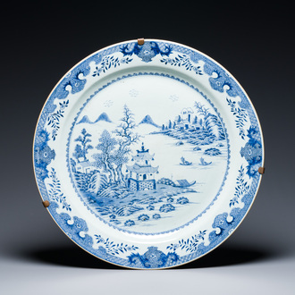 Een grote Chinese blauw-witte landschapsschotel, Qianlong