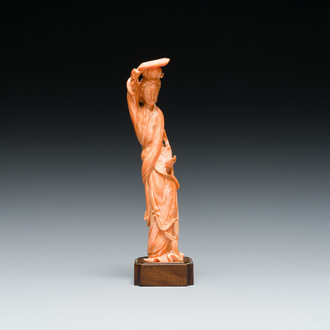 Een Chinese bloedkoralen sculptuur van een dame met een waaier en een feniks, 19/20e eeuw