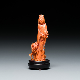 Een Chinese bloedkoralen sculptuur van een dame met een pauwenwaaier, 19/20e eeuw