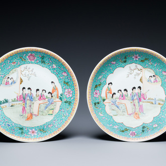 Een paar Chinese famille rose schotels met dames in een tuin, Qianlong merk, 20e eeuw