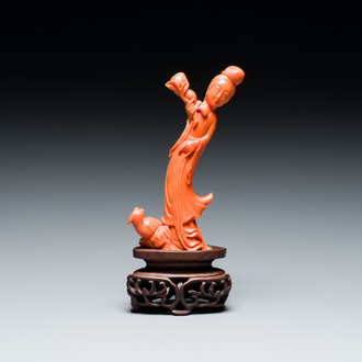 Een Chinese bloedkoralen sculptuur van een staande dame met perziken, 19/20e eeuw
