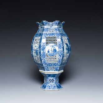 Een grote opengewerkte Chinese blauw-witte tweedelige lantaarn, 19/20e eeuw