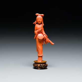 Een Chinese bloedkoralen sculptuur van een dame met een waaier, 19/20e eeuw