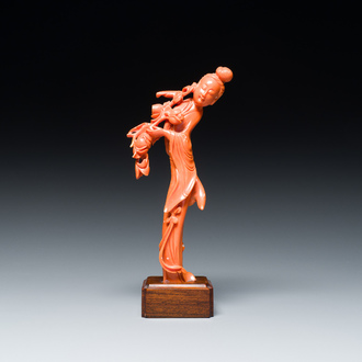 Een Chinese bloedkoralen sculptuur van een staande dame met een bloesemtak, 19/20e eeuw