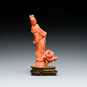Een Chinese bloedkoralen sculptuur van een dame met een waaier, 19/20e eeuw