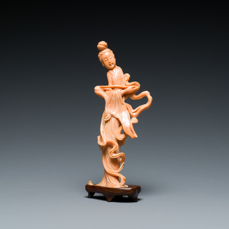 Een Chinese bloedkoralen sculptuur van een staande dame met een vliegenmepper, 19/20e eeuw