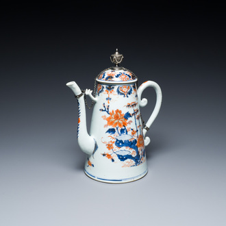 Een Chinese Imari-stijl koffiepot met zilveren montuur, Qianlong