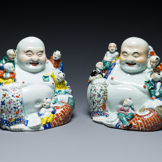 Twee Chinese famille rose figuren van Boeddha, Zhu Mao Ji Zao 朱茂記造 merk, Republiek