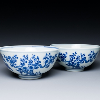 Een paar Chinese blauw-witte 'Drie vrienden van de winter' kommen, Guangxu merk en periode