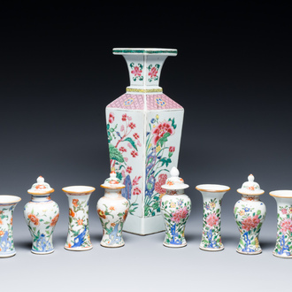 Acht Chinese famille rose en verte vaasjes en een vierkante vaas, Yongzheng/Qianlong