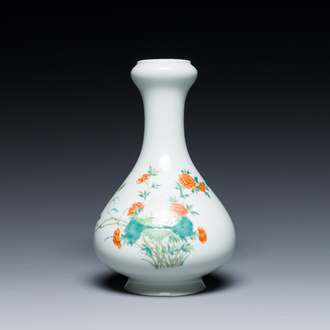 Een flesvormige Chinese famille verte 'suantouping' vaas, Qianlong merk, Republiek