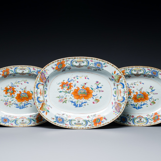 Drie Chinese ovalen famille rose 'Pompadour' schotels, Qianlong, ca. 1745