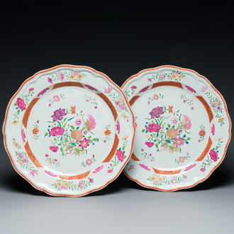 Een paar Chinese famille rose schotels met floraal decor, Qianlong