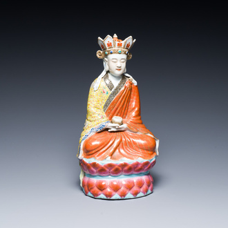 Een Chinese famille rose figuur van Doumu, Zhu Mao Ji Zao 朱茂記造 merk, Republiek