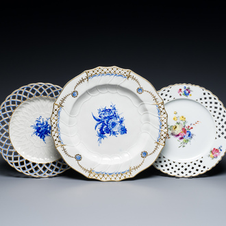 Drie porseleinen schotels met floraal decor, Doornik en Den Haag, 18e eeuw