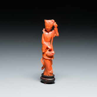 Een Chinese bloedkoralen sculptuur van een dame met een fruitmand, 19/20e eeuw
