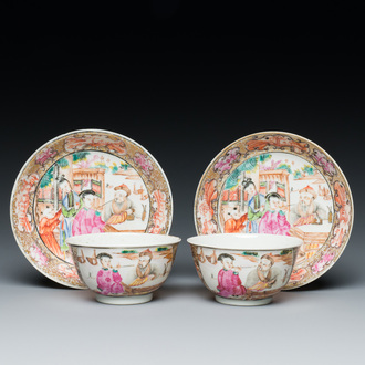 Een paar Chinese famille rose koppen en schotels met mandarijns decor, Qianlong