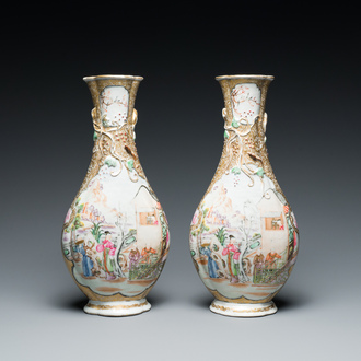 Een paar Chinese famille rose flesvormige vazen met mandarijns decor, Qianlong