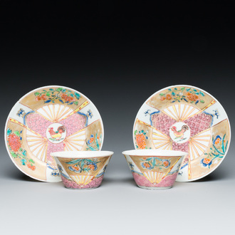 Een paar Chinese famille rose koppen en schotels met hanen, Yongzheng