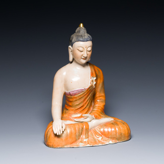 Een Chinese famille rose figuur van Boeddha, Qianlong merk, 19/20e eeuw