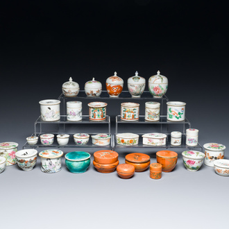 35 Chinese famille rose, verte, monochrome en qianjiang cai dekseldoosjes, 19/20e eeuw