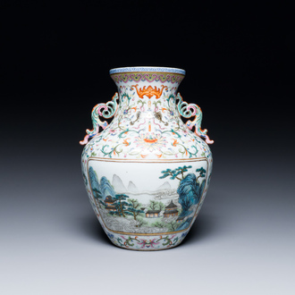 Een Chinese famille rose 'hu' vaas met fijne landschappen, Qianlong merk, 19/20e eeuw