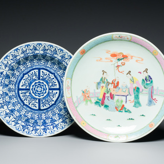 Een Chinese famille rose schotel en een blauw-witte schotel, 19/20e eeuw
