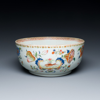 Een Chinese famille rose 'Pompadour' kom, Qianlong, ca. 1745