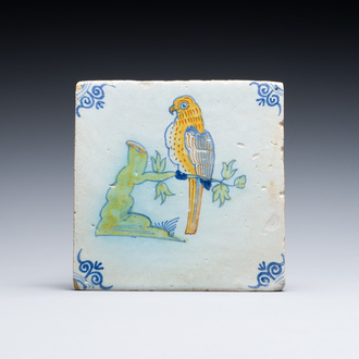 Een polychrome Delftse tegel met een papegaai, 17e eeuw