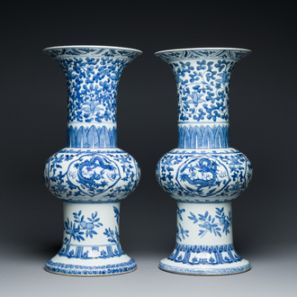 Een paar Chinese blauw-witte 'gu' vazen, Qianlong merk, Republiek