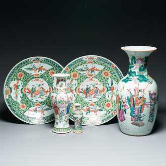 Een paar Chinese famille verte schotels en drie vazen in famille rose en verte, 19/20e eeuw