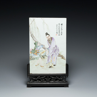 Een Chinese famille rose plaquette in houten standaard, gesigneerd Wang Qi 王琦, 20e eeuw