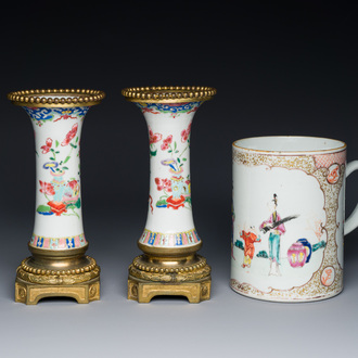 Een paar Chinese famille rose vazen met vergulde monturen en een pul met mandarijns decor, Qianlong