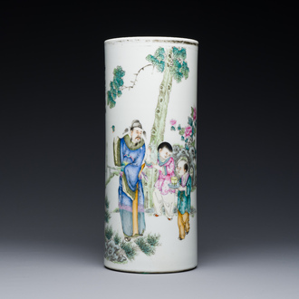 Een Chinese famille rose hoedensteun, gesigneerd Yu Zhao 余釗, 19/20e eeuw