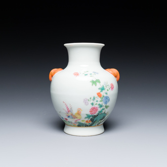 Een Chinese famille rose 'hu' vaas met olifantenkoppen, Ju Ren Tang 居仁堂製 merk, Republiek