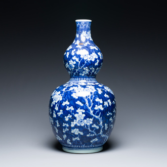 Een Chinese blauw-witte kalebasvaas met prunus op gebroken ijs, 18e eeuw