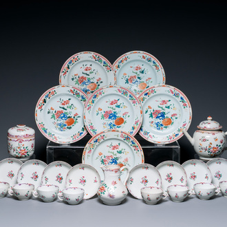 Een Chinees famille rose theeservies en zes borden, Qianlong