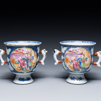 Een paar ongewone Chinese famille rose bekers met mandarijns decor, Qianlong