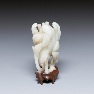 Een fijne Chinese witte jade sculptuur van een Boeddha hand op houten sokkel, Qing