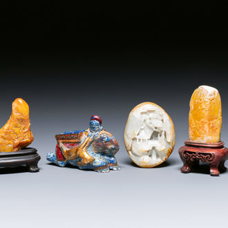 Vier Chinese snijwerken in jade en lapis lazuli, 19/20e eeuw